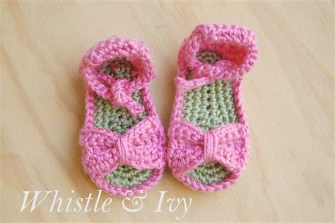 One can get free patterns for knitting and crochet barefoot sandals. Bitty Bow Baby Sandals - Free Crochet Pattern | Tip Junkie