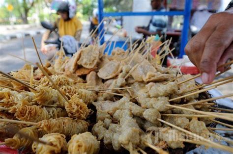 Ambil 1 sdm adonan, bulatkan. 5 Spot Kuliner Pinggiran di Banda Aceh yang Wajib Kamu ...