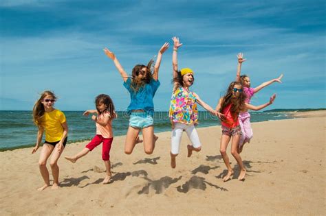 Szczęśliwi Aktywni Dzieci Skacze Na Plaży Obraz Stock Obraz złożonej