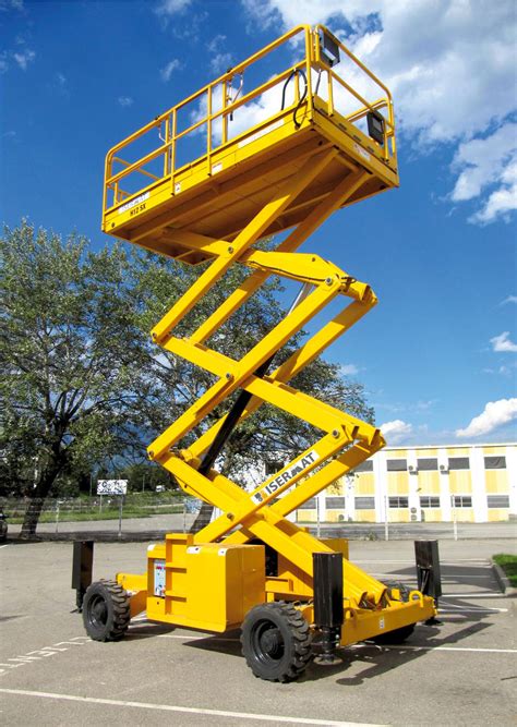 A separate streamlined enclosure on an aircraft or spacecraft for sheltering. Nacelle automotrice diesel en location pour les travaux en ...