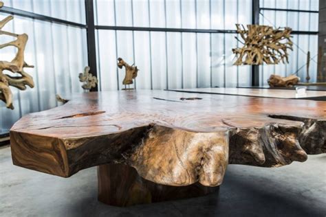 Le charme de la table bois brut s'invite chez pib ! Meubles en bois massif fossilisé de design organique unique