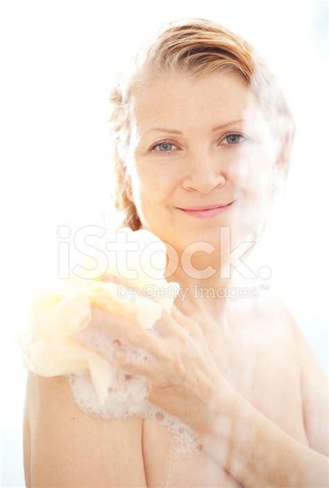 成熟的女人劫持淋浴。 库存照片 Freeimages