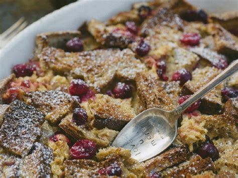 Broodpudding met appels en veenbessen