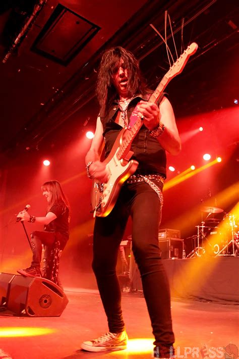 The guitarist walter giardino replaced osvaldo civile in v8 for a little time, and left the band when his songs were rejected. RATA BLANCA y WALTER GIARDINO'S TEMPLE emocionan en Madrid