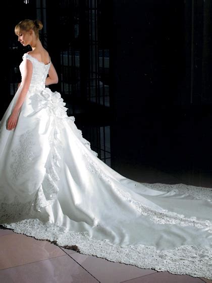 ウェディングドレス WEDDING 正統派のロングトレーンは2WAY ...