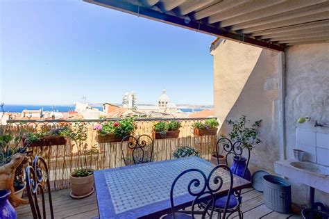 Une location avec vue sur la mer dans les environs vous permettra d'en profiter en toute quiétude, loin du strass et des grosses voitures. Maison avec Terrasse Vue mer au Panier 13002 - Vue Imprenable