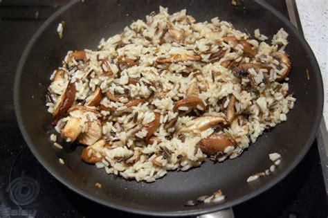Y para ello ponemos en una sartén un chorrito de. Arroz salvaje con setas Shiitake | Receta de Sergio