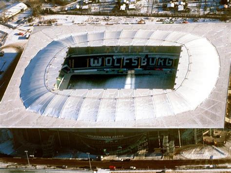 Das spiel wird in innenräumen auf einem kleineren feld als der amerikanische oder kanadische fußball gespielt. Volkswagen-Arena in Wolfsburg: Basismodell mit viel ...