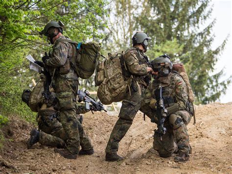 Gezeigt wird ein video über. Division Schnelle Kräfte | PhotoBW.info | Bundeswehr, Fallschirmjäger bundeswehr und Bundeswehr ksk