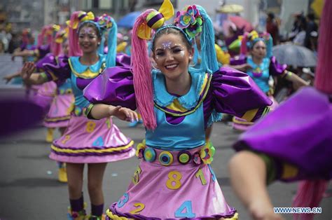 Desfile De La Fiesta De Las Frutas Y Las Flores En Ambato Ecuador