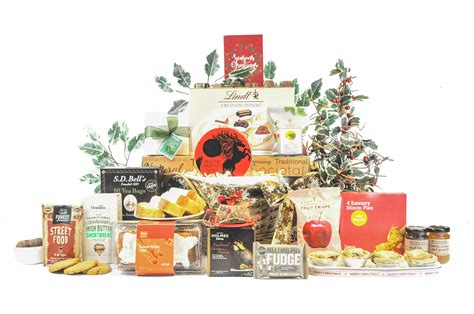 Show you know her dainty tastes with elegant red hamper. Christmas Traditional Celebration Hamper
