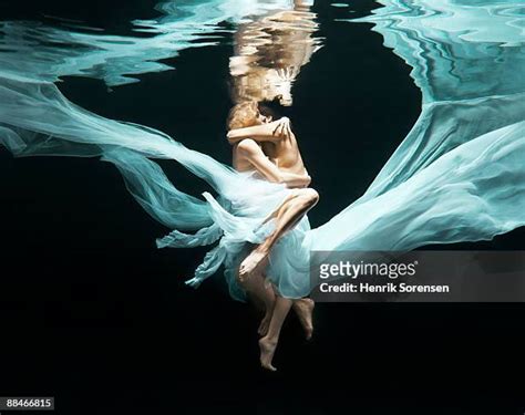 Kiss Underwater Photos And Premium High Res Pictures Getty Images