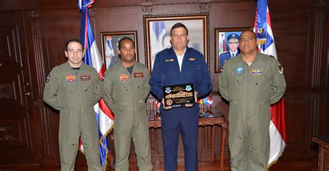 oficiales de la fuerza aérea de república dominicana participan en ejercicio panamax mirando