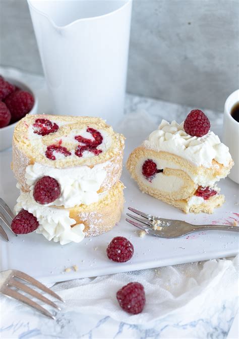 Biskuit Rolle mit Himbeer- Quark - Sahne Füllung