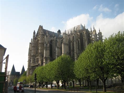 In beauvais selbst bestand die machtstellung der bischöflichen kastellane ungebrochen bis zum 12. Beauvais