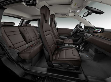 Still, the i3's boxy body makes judging its width a relatively straightforward task and it's a doddle to park as a result. The new BMW i3 (120 Ah) - Interior (09/2018).