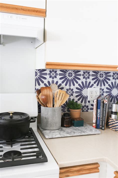 In this post, i am sharing my honest experience (the good, the bad and the ugly) with both of these materials. How to Add a Peel and Stick Kitchen Backsplash in a Rental - Making Home Base