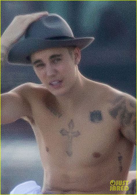 Justin Bieber Goes Shirtless On A Yacht Ahead Of Fourth Of July Photo Justin Bieber