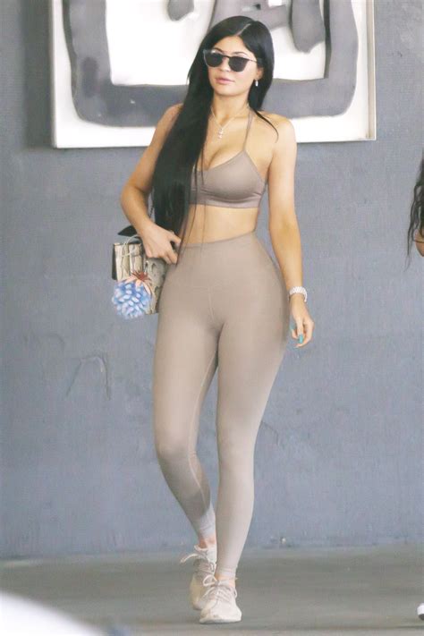 Kylie Jenner In Grey Sports Bra And Gym Pants Kylie Jenner Fashion Photos