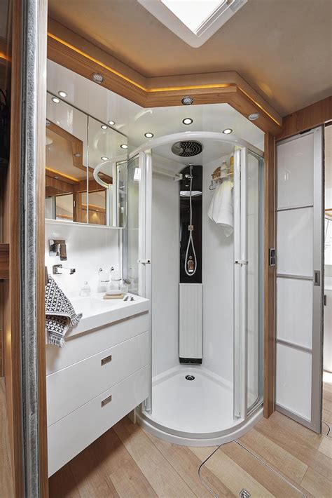 Nous vous proposons des matériaux de qualité, des marques. camping-car-luxe-levoyageur-liner-1100qdcar-salle-de-bain ...