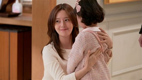원래는 미술학도였으나 2007년 시트콤 《달려라 고등어》에 출연하면서 배우로 데뷔했다. 방송'악의 꽃' 문채원 연기 변신, 강력계 형사와 남편 바라기 ...