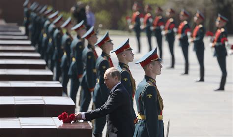 Rusia Exhibe Su Poderío Militar En La Plaza Roja En El Día De La Victoria Teinteresa