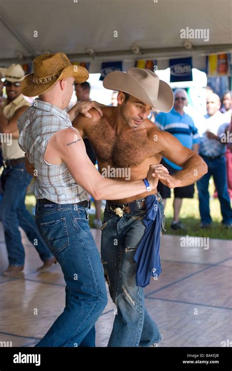 Schwules Paar Tanzen Zu Country Und Western Musik Beim Rodeo Event