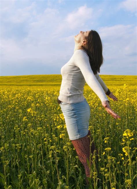 Belle Femme Dans Le Domaine Avec Les Fleurs Jaunes Image Stock Image