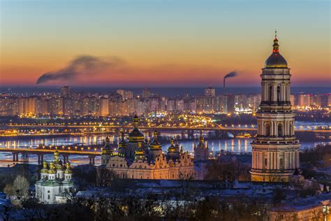 Ucrania es uno de los mayores y más variados países de europa, con muchos tesoros históricos y tradiciones, bellos y variados paisajes, y el bagaje de un cambio social, político y económico reciente. Kiev - Capital da Ucrânia - InfoEscola