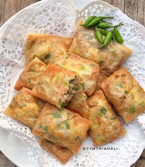 Campurkan ragi instan dengan air, kemudian diamkan. Cara Membuat Martabak Telor Mini - Resep Kue Lezat