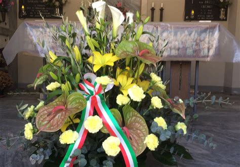 I fiori, una delle cose più belle e poetiche che esistano al mondo. L'amministrazione comunale di Gazzaniga depone mazzi di ...
