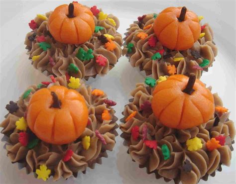 Decorating a small home might seem like a bit of a challenge at first. Thanksgiving Cupcakes | Fall cupcakes, Holiday cupcakes ...