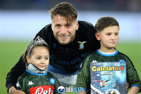 Si chiama jessica melena ed è la bellissima moglie di ciro immobile, calciatore e punta della lazio. La piccola Noemi in campo all'Olimpico: il plauso del web ...