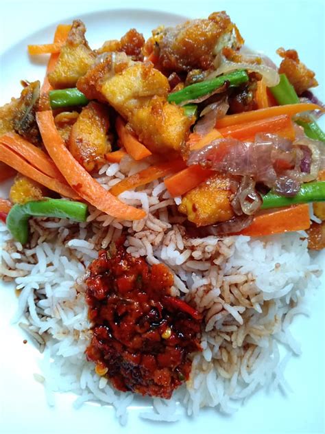 /ˌnɑːsi ɡɒˈrɛŋ/) refers to fried rice in both the indonesian and malay languages. Ayam Goreng Kunyit Nak Bagi Sedap Macam Orang Jual, Ni ...