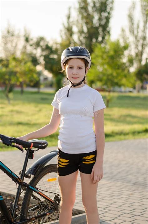 Uma Garota De 11 Anos Segura Sua Bicicleta Garota Com Bicicleta No