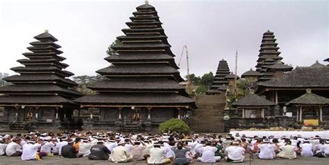 Masyarakat muslim di pulau jawa tentu mengenal siapa itu walisongo. Pura atau Candi di Bali tempat ibadah umat hindu ...