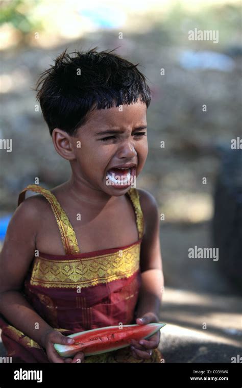 india crying girl fotos und bildmaterial in hoher auflösung alamy