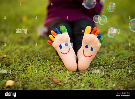 Kid Feet Funny Grass Hi Res Stock Photography And Images Alamy