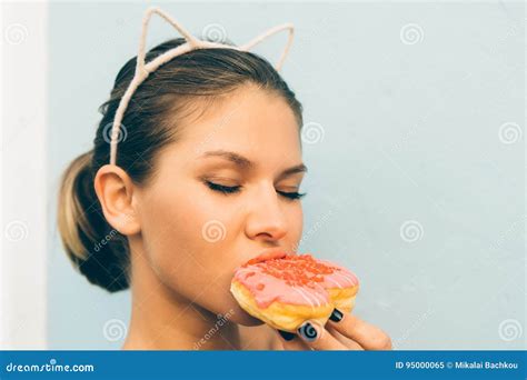 Brunette Lady Eat Sweet Heart Shaped Donut Stock Image Image Of Brunette Happy 95000065