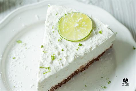 Ich habe hierfür meinen veganen zitronenkuchen ein wenig abgewandelt und daraus eine vanille torte gemacht. Vegane Kokos-Limetten-Torte | Kuchen und torten, Limetten ...