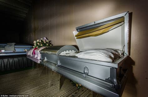 Abandoned Mausoleum In Alabama Shows Decomposing Skeletons Daily Mail Online