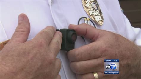 Some Chicago Police To Begin Wearing Body Cameras This Week Abc7 Chicago