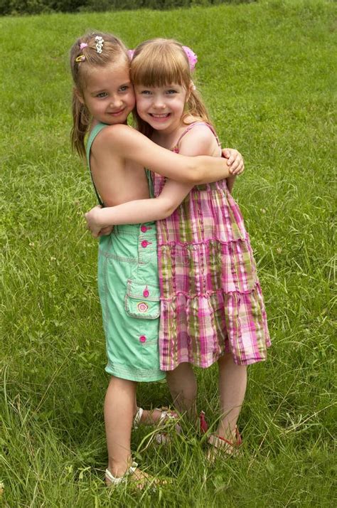 Zwei Kleine Mädchen Stockfoto Bild Von Lächeln Lustig 15207820