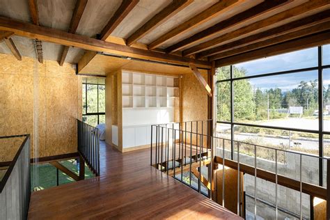 .trujillo la casa se caracteriza por sus múltiples ambientes a desnivel tiene pisos en parquet puertas y escaleras de madera caoba en el 1er piso amplia sala comedor. Multi-Generational Family House Promotes a Healthy Lifestyle