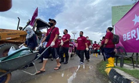 300 Sukarelawan Berjasa Bantu Mangsa Banjir Sempena Tahun Baharu Ismaweb
