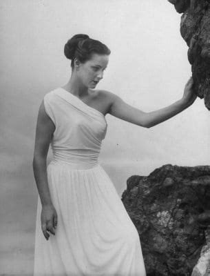 A wide face covered with dark, voluptuous hair, and featuring large, profoundly expressive the older ones sensed the oncoming tragedy, but i was the. Блогът на tatiana :: кинолегендата алида вали
