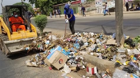 Mega Campanha De Recolha De Lixo Em Luanda