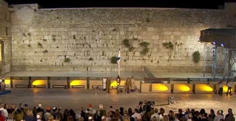 השיר נקרא כך גם בגלל שלפני שהיה לנו את כל ירושלים שכבשנו במלחמת ששת הימיים , אנו היינו עומדים ומסתכלים על השטח שלא היה שלנו. הכותל המערבי: כתבות, סרטונים ומידע אודות הכותל המערבי | כאן