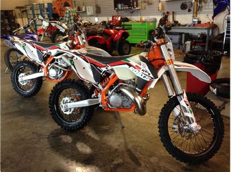 Un control de escape perfectamente afinado asegura una entrega de potencia controlable, y la transmisión de seis velocidades específicas para enduro siempre ofrece la marcha correcta. Buy 2014 KTM 300 XC-W Six Days on 2040-motos
