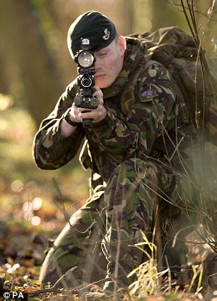 Se emplea con el rifle de largo alcance l115a1 usando munición de 8,69 mm, para minimizar el efecto del viento en objetivos a larga distancia. British troops get new Sharpshooter rifle to blast Taliban ...
